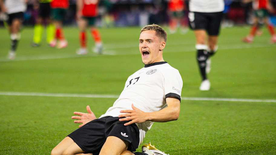 25. Dejan Kulusevski, 24. Alex Baena, 23. Bernardo Silva, 22. Pedro Goncalves, 21. Paulo Dybala, 20. Justin Kluivert, 19. Fermin Lopez, 18. Kevin De Bruyne, 17. Charles De Ketelaere, 16. Phil Foden, 15. Morgan Rogers, 14. Oihan Sancet, 13. Eberechi Eze, 12. Isco, 11. Morgan Gibbs-White, 10. Dominik Szoboszlai, 9. Rayan Cherki, 8. Xavi Simons, 7. Martin Odegaard, 6. Dani Olmo, 5. Bruno Fernandes, 4. Cole Palmer, 3. Florian Wirtz, 2. Jamal Musiala, 1. Jude Bellingham