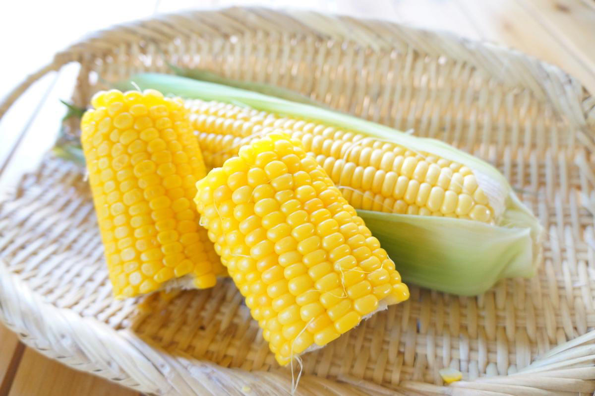 おいしいとうもろこしの選び方, 鮮度をキープする簡単な保存方法, とうもろこしの茹で方〜フライパン編〜, とうもろこしの茹で方〜電子レンジ編〜, フライパンと電子レンジ。加熱具合を比較すると…, 食べきれなかったときの保存方法, 夏ならではの味。茹でたてのとうもろこしにかぶりつこう！
