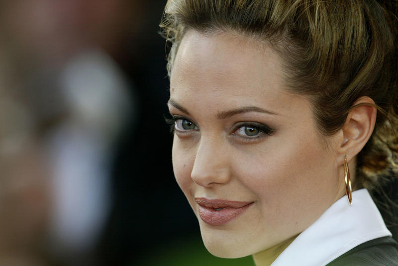 Angelina Jolie Grace Kelly, Brigitte Bardot, Elizabeth Taylor, Audrey Hepburn, Natalie Wood, Jaclyn Smith, Kim Novak, Raquel Welch, Ursula Andress, Charlize Theron, Julia Roberts, Jacqueline Bisset, Natalie Portman, Emma Stone, Scarlett Johansson, Liv Tyler, Rachel Weisz, Elizabeth Hurley, Ava Gardner, Nicole Kidman, Naomi Watts, Sharon Tate, Kate Winslet, Jessica Alba, Halle Berry, Megan Fox, Keira Knightley, Olivia Wilde, Angelina Jolie, Jennifer Lawrence, Mila Kunis, Sofía Vergara, Eva Longoria, Lupita Nyong'o