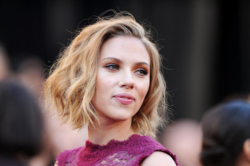 Scarlett Johansson Grace Kelly, Brigitte Bardot, Elizabeth Taylor, Audrey Hepburn, Natalie Wood, Jaclyn Smith, Kim Novak, Raquel Welch, Ursula Andress, Charlize Theron, Julia Roberts, Jacqueline Bisset, Natalie Portman, Emma Stone, Scarlett Johansson, Liv Tyler, Rachel Weisz, Elizabeth Hurley, Ava Gardner, Nicole Kidman, Naomi Watts, Sharon Tate, Kate Winslet, Jessica Alba, Halle Berry, Megan Fox, Keira Knightley, Olivia Wilde, Angelina Jolie, Jennifer Lawrence, Mila Kunis, Sofía Vergara, Eva Longoria, Lupita Nyong'o