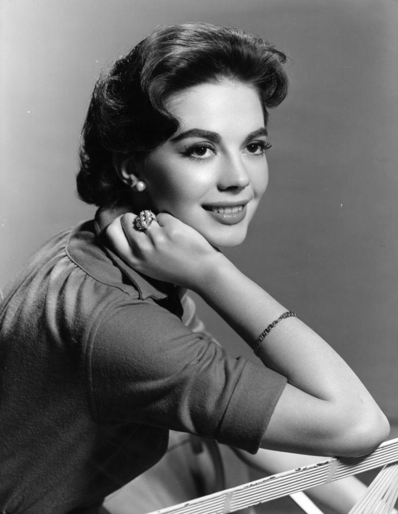 Natalie Wood Grace Kelly, Brigitte Bardot, Elizabeth Taylor, Audrey Hepburn, Natalie Wood, Jaclyn Smith, Kim Novak, Raquel Welch, Ursula Andress, Charlize Theron, Julia Roberts, Jacqueline Bisset, Natalie Portman, Emma Stone, Scarlett Johansson, Liv Tyler, Rachel Weisz, Elizabeth Hurley, Ava Gardner, Nicole Kidman, Naomi Watts, Sharon Tate, Kate Winslet, Jessica Alba, Halle Berry, Megan Fox, Keira Knightley, Olivia Wilde, Angelina Jolie, Jennifer Lawrence, Mila Kunis, Sofía Vergara, Eva Longoria, Lupita Nyong'o