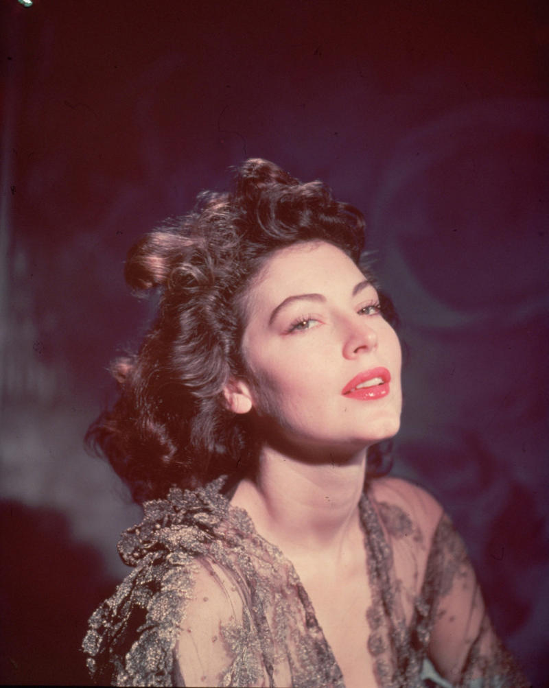 Ava Gardner Grace Kelly, Brigitte Bardot, Elizabeth Taylor, Audrey Hepburn, Natalie Wood, Jaclyn Smith, Kim Novak, Raquel Welch, Ursula Andress, Charlize Theron, Julia Roberts, Jacqueline Bisset, Natalie Portman, Emma Stone, Scarlett Johansson, Liv Tyler, Rachel Weisz, Elizabeth Hurley, Ava Gardner, Nicole Kidman, Naomi Watts, Sharon Tate, Kate Winslet, Jessica Alba, Halle Berry, Megan Fox, Keira Knightley, Olivia Wilde, Angelina Jolie, Jennifer Lawrence, Mila Kunis, Sofía Vergara, Eva Longoria, Lupita Nyong'o