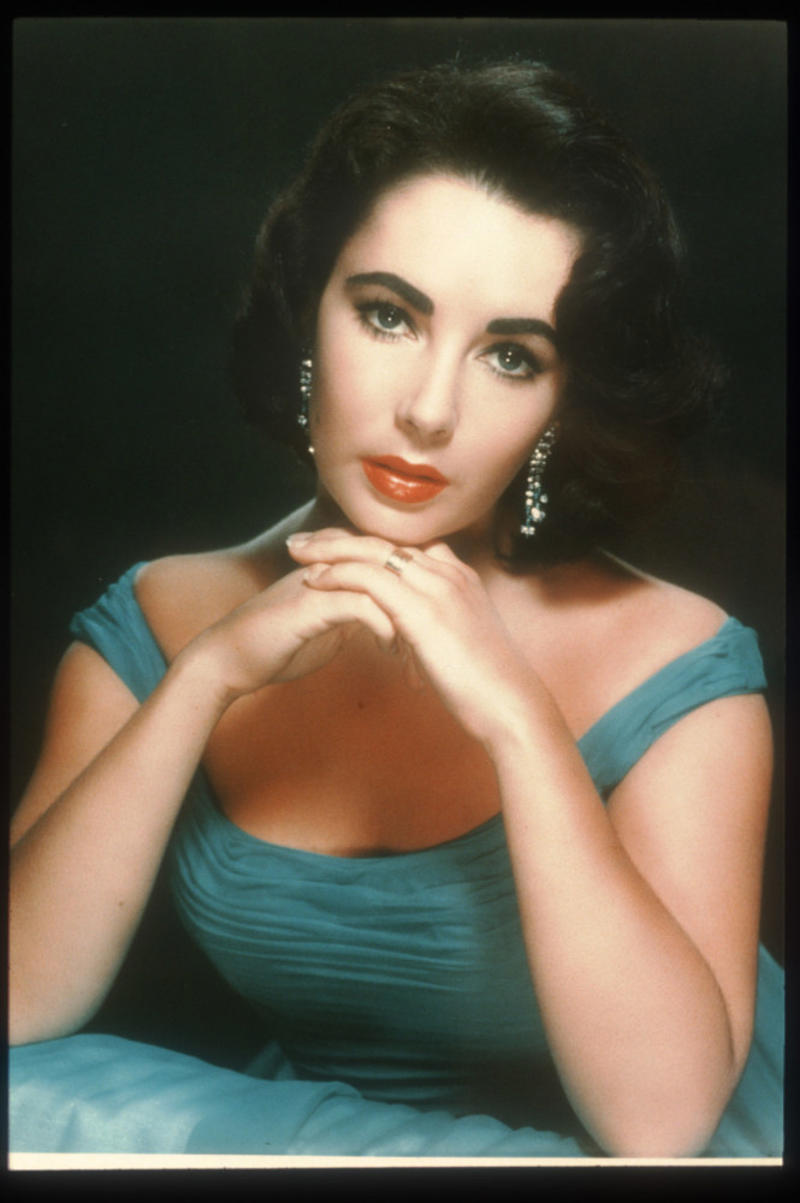 Elizabeth Taylor Grace Kelly, Brigitte Bardot, Elizabeth Taylor, Audrey Hepburn, Natalie Wood, Jaclyn Smith, Kim Novak, Raquel Welch, Ursula Andress, Charlize Theron, Julia Roberts, Jacqueline Bisset, Natalie Portman, Emma Stone, Scarlett Johansson, Liv Tyler, Rachel Weisz, Elizabeth Hurley, Ava Gardner, Nicole Kidman, Naomi Watts, Sharon Tate, Kate Winslet, Jessica Alba, Halle Berry, Megan Fox, Keira Knightley, Olivia Wilde, Angelina Jolie, Jennifer Lawrence, Mila Kunis, Sofía Vergara, Eva Longoria, Lupita Nyong'o