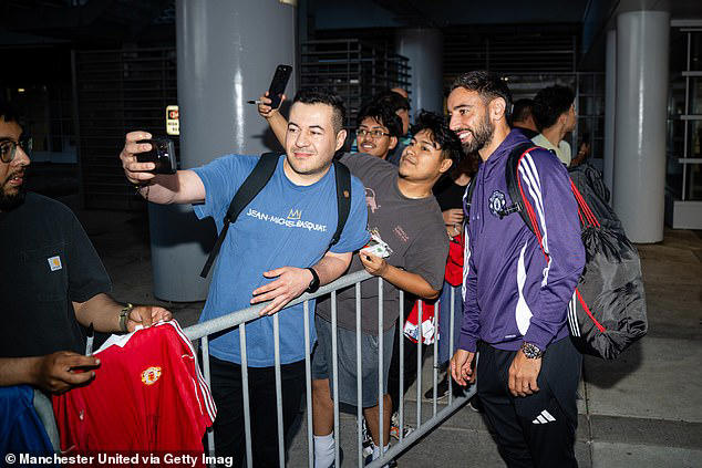 Red hot in Chicago , Better late than never , Stars get a little R&R , Tour kicks off in style , United in the zone , Hard work for Wes , There’s more to Harry’s game