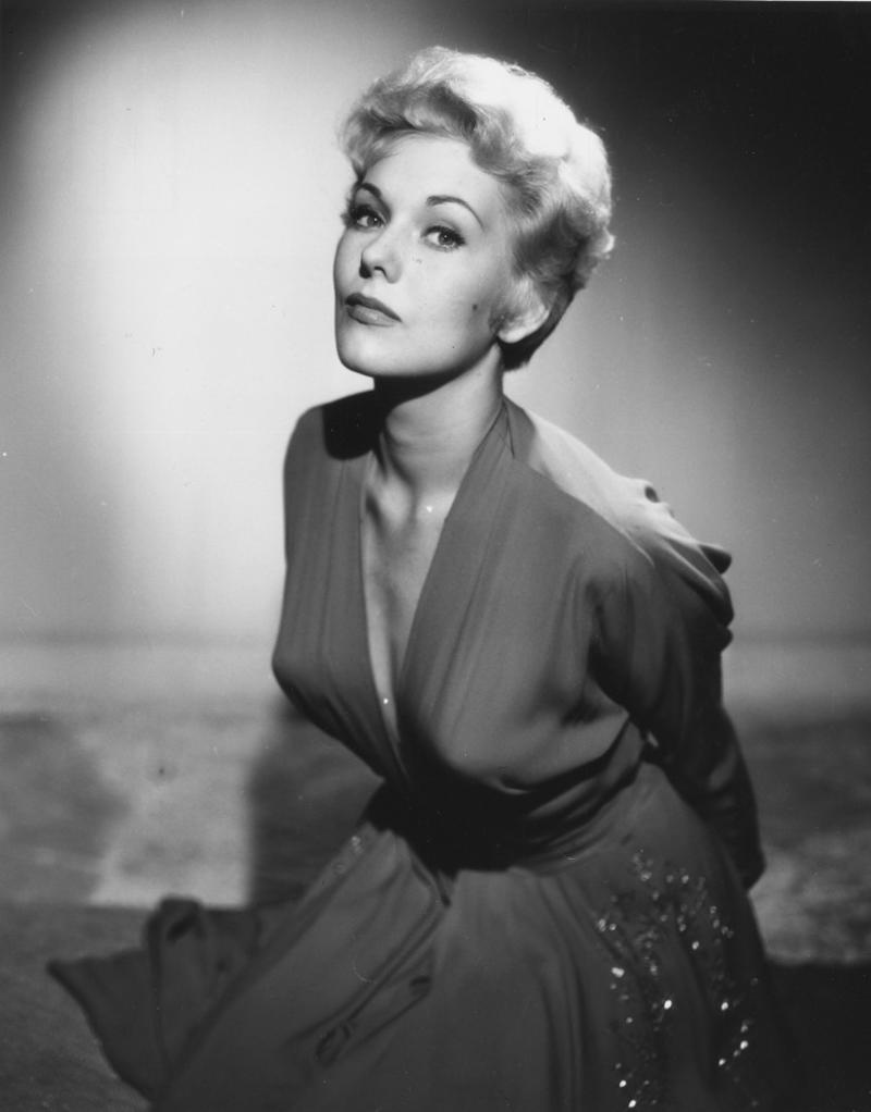 Kim Novak Grace Kelly, Brigitte Bardot, Elizabeth Taylor, Audrey Hepburn, Natalie Wood, Jaclyn Smith, Kim Novak, Raquel Welch, Ursula Andress, Charlize Theron, Julia Roberts, Jacqueline Bisset, Natalie Portman, Emma Stone, Scarlett Johansson, Liv Tyler, Rachel Weisz, Elizabeth Hurley, Ava Gardner, Nicole Kidman, Naomi Watts, Sharon Tate, Kate Winslet, Jessica Alba, Halle Berry, Megan Fox, Keira Knightley, Olivia Wilde, Angelina Jolie, Jennifer Lawrence, Mila Kunis, Sofía Vergara, Eva Longoria, Lupita Nyong'o