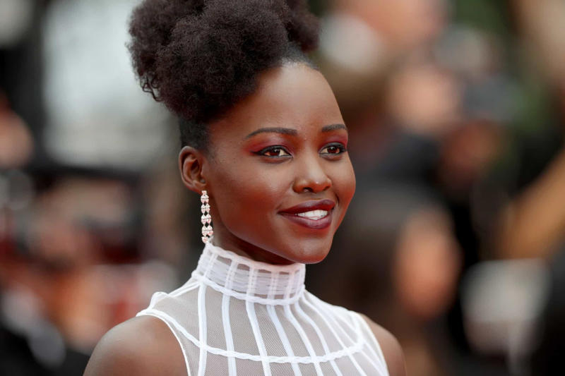 Lupita Nyong'o Grace Kelly, Brigitte Bardot, Elizabeth Taylor, Audrey Hepburn, Natalie Wood, Jaclyn Smith, Kim Novak, Raquel Welch, Ursula Andress, Charlize Theron, Julia Roberts, Jacqueline Bisset, Natalie Portman, Emma Stone, Scarlett Johansson, Liv Tyler, Rachel Weisz, Elizabeth Hurley, Ava Gardner, Nicole Kidman, Naomi Watts, Sharon Tate, Kate Winslet, Jessica Alba, Halle Berry, Megan Fox, Keira Knightley, Olivia Wilde, Angelina Jolie, Jennifer Lawrence, Mila Kunis, Sofía Vergara, Eva Longoria, Lupita Nyong'o