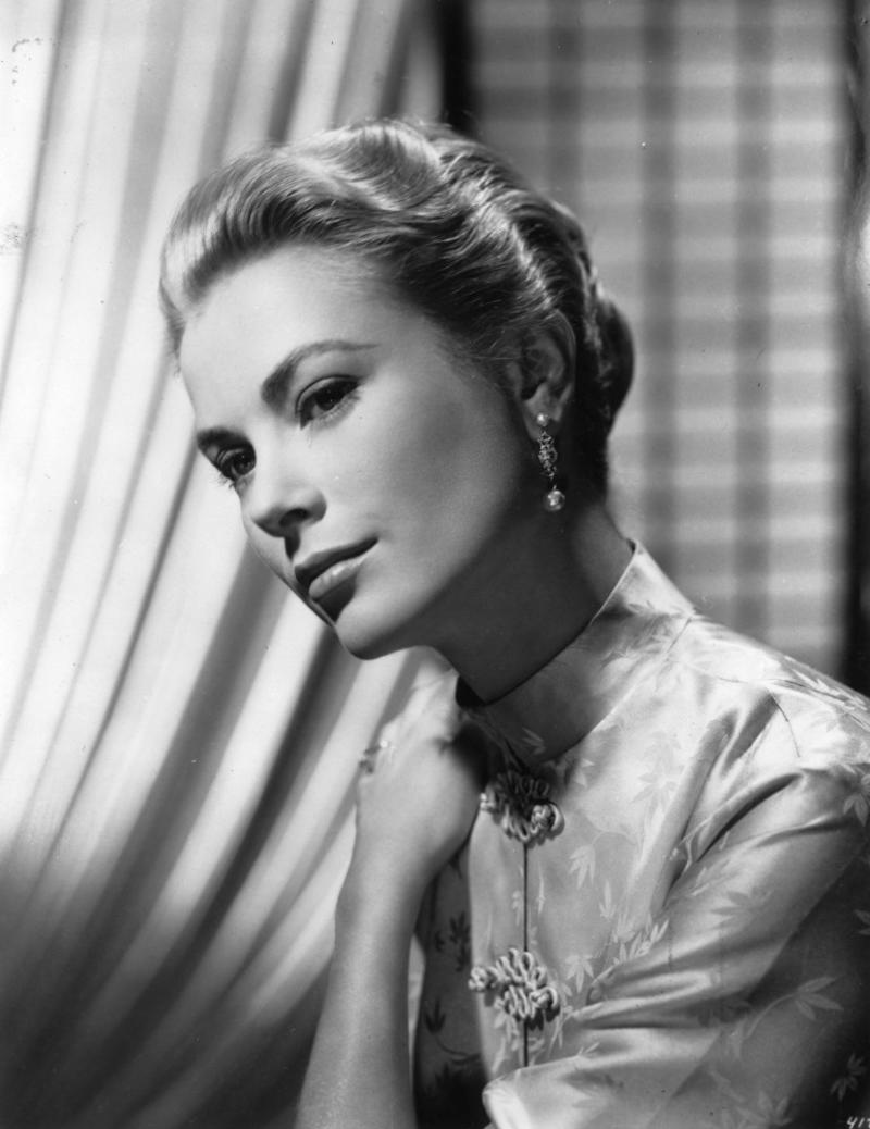 Grace Kelly Grace Kelly, Brigitte Bardot, Elizabeth Taylor, Audrey Hepburn, Natalie Wood, Jaclyn Smith, Kim Novak, Raquel Welch, Ursula Andress, Charlize Theron, Julia Roberts, Jacqueline Bisset, Natalie Portman, Emma Stone, Scarlett Johansson, Liv Tyler, Rachel Weisz, Elizabeth Hurley, Ava Gardner, Nicole Kidman, Naomi Watts, Sharon Tate, Kate Winslet, Jessica Alba, Halle Berry, Megan Fox, Keira Knightley, Olivia Wilde, Angelina Jolie, Jennifer Lawrence, Mila Kunis, Sofía Vergara, Eva Longoria, Lupita Nyong'o