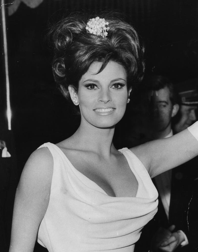 Raquel Welch Grace Kelly, Brigitte Bardot, Elizabeth Taylor, Audrey Hepburn, Natalie Wood, Jaclyn Smith, Kim Novak, Raquel Welch, Ursula Andress, Charlize Theron, Julia Roberts, Jacqueline Bisset, Natalie Portman, Emma Stone, Scarlett Johansson, Liv Tyler, Rachel Weisz, Elizabeth Hurley, Ava Gardner, Nicole Kidman, Naomi Watts, Sharon Tate, Kate Winslet, Jessica Alba, Halle Berry, Megan Fox, Keira Knightley, Olivia Wilde, Angelina Jolie, Jennifer Lawrence, Mila Kunis, Sofía Vergara, Eva Longoria, Lupita Nyong'o