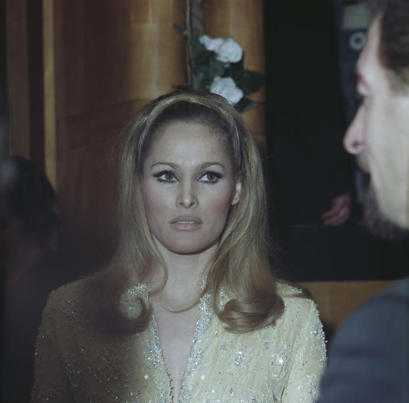 Ursula Andress Grace Kelly, Brigitte Bardot, Elizabeth Taylor, Audrey Hepburn, Natalie Wood, Jaclyn Smith, Kim Novak, Raquel Welch, Ursula Andress, Charlize Theron, Julia Roberts, Jacqueline Bisset, Natalie Portman, Emma Stone, Scarlett Johansson, Liv Tyler, Rachel Weisz, Elizabeth Hurley, Ava Gardner, Nicole Kidman, Naomi Watts, Sharon Tate, Kate Winslet, Jessica Alba, Halle Berry, Megan Fox, Keira Knightley, Olivia Wilde, Angelina Jolie, Jennifer Lawrence, Mila Kunis, Sofía Vergara, Eva Longoria, Lupita Nyong'o