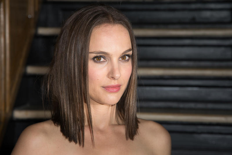 Natalie Portman Grace Kelly, Brigitte Bardot, Elizabeth Taylor, Audrey Hepburn, Natalie Wood, Jaclyn Smith, Kim Novak, Raquel Welch, Ursula Andress, Charlize Theron, Julia Roberts, Jacqueline Bisset, Natalie Portman, Emma Stone, Scarlett Johansson, Liv Tyler, Rachel Weisz, Elizabeth Hurley, Ava Gardner, Nicole Kidman, Naomi Watts, Sharon Tate, Kate Winslet, Jessica Alba, Halle Berry, Megan Fox, Keira Knightley, Olivia Wilde, Angelina Jolie, Jennifer Lawrence, Mila Kunis, Sofía Vergara, Eva Longoria, Lupita Nyong'o
