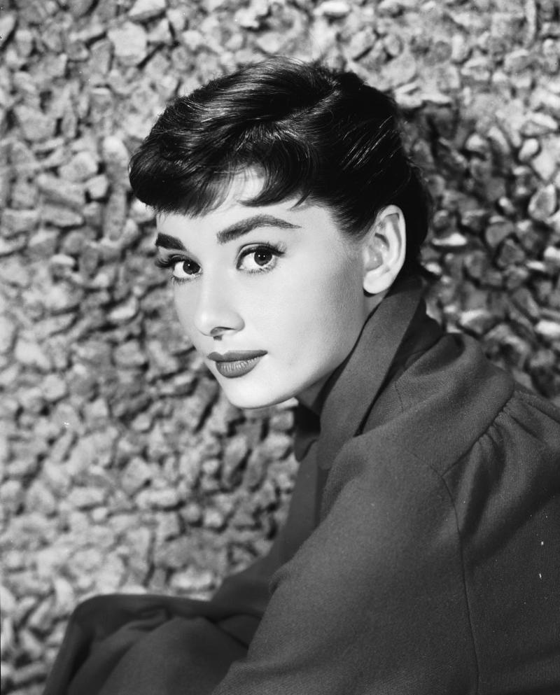 Audrey Hepburn Grace Kelly, Brigitte Bardot, Elizabeth Taylor, Audrey Hepburn, Natalie Wood, Jaclyn Smith, Kim Novak, Raquel Welch, Ursula Andress, Charlize Theron, Julia Roberts, Jacqueline Bisset, Natalie Portman, Emma Stone, Scarlett Johansson, Liv Tyler, Rachel Weisz, Elizabeth Hurley, Ava Gardner, Nicole Kidman, Naomi Watts, Sharon Tate, Kate Winslet, Jessica Alba, Halle Berry, Megan Fox, Keira Knightley, Olivia Wilde, Angelina Jolie, Jennifer Lawrence, Mila Kunis, Sofía Vergara, Eva Longoria, Lupita Nyong'o