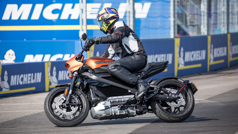 Instant Power, Zero Fuss 1. Harley-Davidson LiveWire One, 2. Zero SR/F, 3. Energica Ego+, 4. Damon Hypersport Premier, 5. Lightning LS-218, 6. Ryvid Anthem, 7. Pursang E-Track, 8. Verge TS Ultra, 9. Tarform Luna, 10. Cake Kalk&, 11. Evoke 6061, 12. Sondors Metacycle, 13. NIU RQi Sport, 14. Onyx RCR, 15. Ultraviolette F77, 16. Super Soco TC Max, 17. Alrendo TS Bravo, 18. Horwin CR6 Pro, 19. Kawasaki Ninja e-1, 20. Maeving RM1