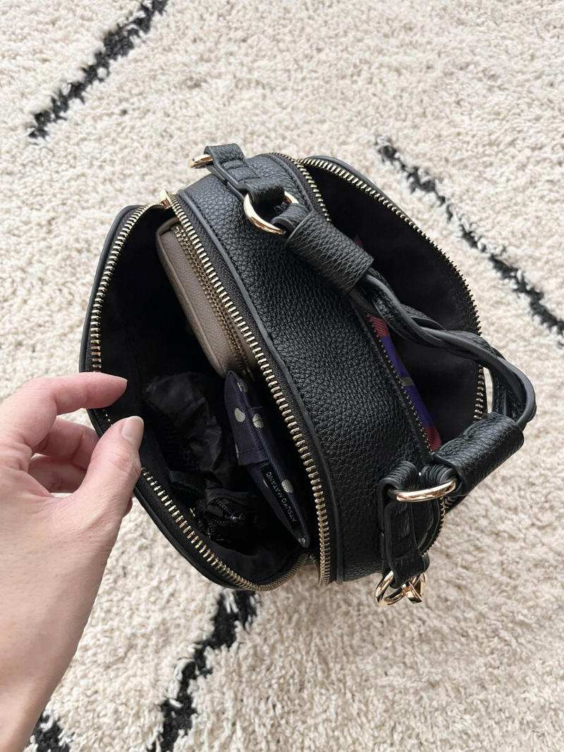 1：バッグはいつも同じ。小さなショルダーバッグ1つで身軽に, 2：バッグの中身は使うものだけ。「もしもの備え」はなくても平気, 3：カード類は使うときだけお財布に。アプリも活用, 4：選ぶポイントは「軽量でコンパクト」。お気に入りを長く愛用