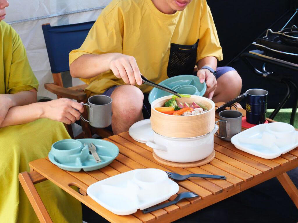 キャンプでヘルシー料理って難しいよね…新登場のせいろ付きホーロー鍋を購入しました！, 3つの注目ポイント！蒸し活で広がるキャンプ料理の新世界, 1. キャンプでも簡単ヘルシーごはん！, 2. 食卓も華やかに！インテリアとしても映える上品なビジュアル, 3. ホーロー鍋ならではの使いやすさ＆多機能性, 【キャンプめし革命】蒸すだけ簡単＆映える！せいろで楽しむ絶品3レシピ, 【レシピ 1】 ボリューム満点！「野菜の肉巻きせいろ蒸し」, 【レシピ 2】蒸してはさんで中華バーガー！ピタパン×小籠包, 【レシピ 3】夏にぴったり！せいろで"ひんやり"彩りそうめん, 長く愛用するために知っておきたいポイント, 食卓に新しい風を！蒸し料理で広がるヘルシーキャンプライフ