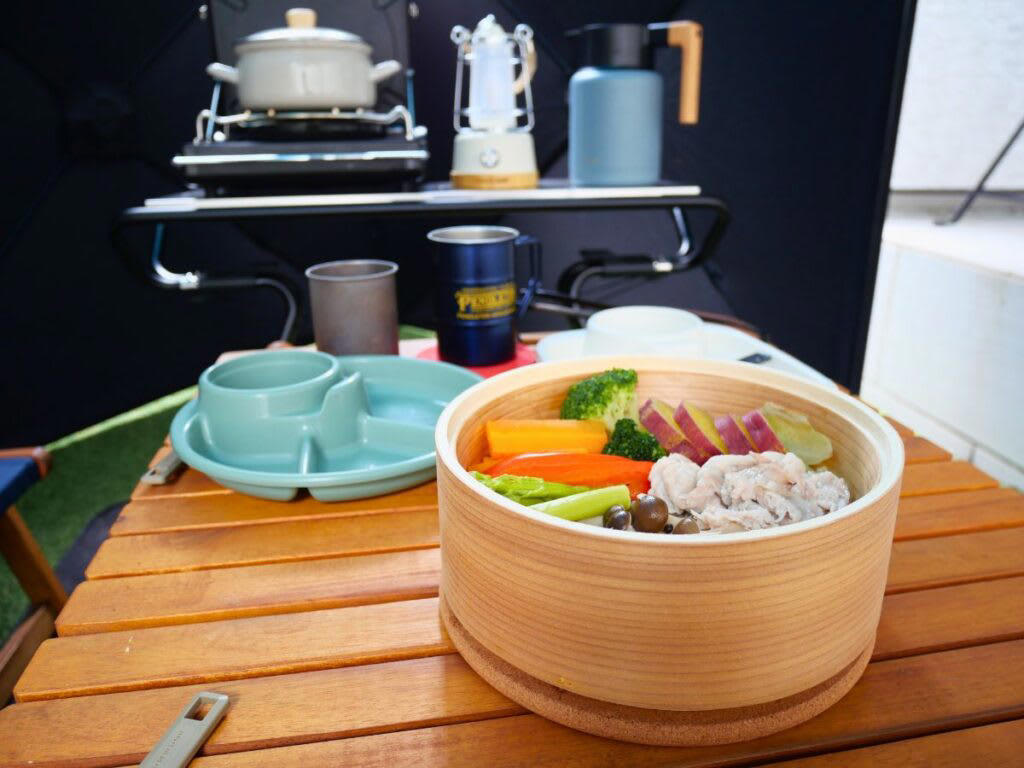 キャンプでヘルシー料理って難しいよね…新登場のせいろ付きホーロー鍋を購入しました！, 3つの注目ポイント！蒸し活で広がるキャンプ料理の新世界, 1. キャンプでも簡単ヘルシーごはん！, 2. 食卓も華やかに！インテリアとしても映える上品なビジュアル, 3. ホーロー鍋ならではの使いやすさ＆多機能性, 【キャンプめし革命】蒸すだけ簡単＆映える！せいろで楽しむ絶品3レシピ, 【レシピ 1】 ボリューム満点！「野菜の肉巻きせいろ蒸し」, 【レシピ 2】蒸してはさんで中華バーガー！ピタパン×小籠包, 【レシピ 3】夏にぴったり！せいろで"ひんやり"彩りそうめん, 長く愛用するために知っておきたいポイント, 食卓に新しい風を！蒸し料理で広がるヘルシーキャンプライフ