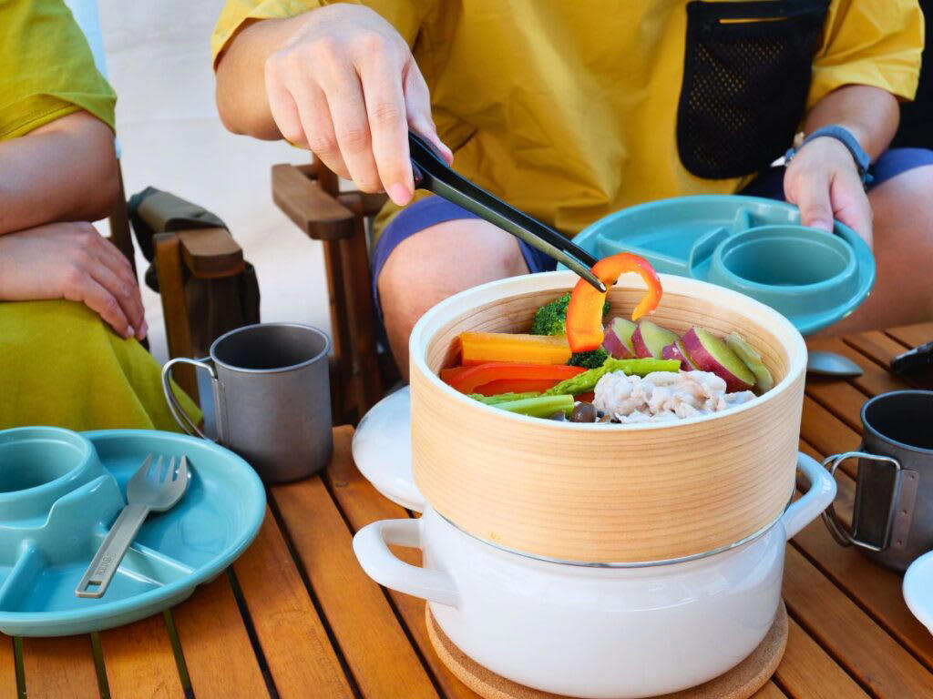 キャンプでヘルシー料理って難しいよね…新登場のせいろ付きホーロー鍋を購入しました！, 3つの注目ポイント！蒸し活で広がるキャンプ料理の新世界, 1. キャンプでも簡単ヘルシーごはん！, 2. 食卓も華やかに！インテリアとしても映える上品なビジュアル, 3. ホーロー鍋ならではの使いやすさ＆多機能性, 【キャンプめし革命】蒸すだけ簡単＆映える！せいろで楽しむ絶品3レシピ, 【レシピ 1】 ボリューム満点！「野菜の肉巻きせいろ蒸し」, 【レシピ 2】蒸してはさんで中華バーガー！ピタパン×小籠包, 【レシピ 3】夏にぴったり！せいろで"ひんやり"彩りそうめん, 長く愛用するために知っておきたいポイント, 食卓に新しい風を！蒸し料理で広がるヘルシーキャンプライフ