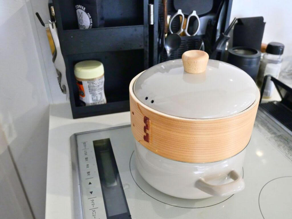キャンプでヘルシー料理って難しいよね…新登場のせいろ付きホーロー鍋を購入しました！, 3つの注目ポイント！蒸し活で広がるキャンプ料理の新世界, 1. キャンプでも簡単ヘルシーごはん！, 2. 食卓も華やかに！インテリアとしても映える上品なビジュアル, 3. ホーロー鍋ならではの使いやすさ＆多機能性, 【キャンプめし革命】蒸すだけ簡単＆映える！せいろで楽しむ絶品3レシピ, 【レシピ 1】 ボリューム満点！「野菜の肉巻きせいろ蒸し」, 【レシピ 2】蒸してはさんで中華バーガー！ピタパン×小籠包, 【レシピ 3】夏にぴったり！せいろで"ひんやり"彩りそうめん, 長く愛用するために知っておきたいポイント, 食卓に新しい風を！蒸し料理で広がるヘルシーキャンプライフ