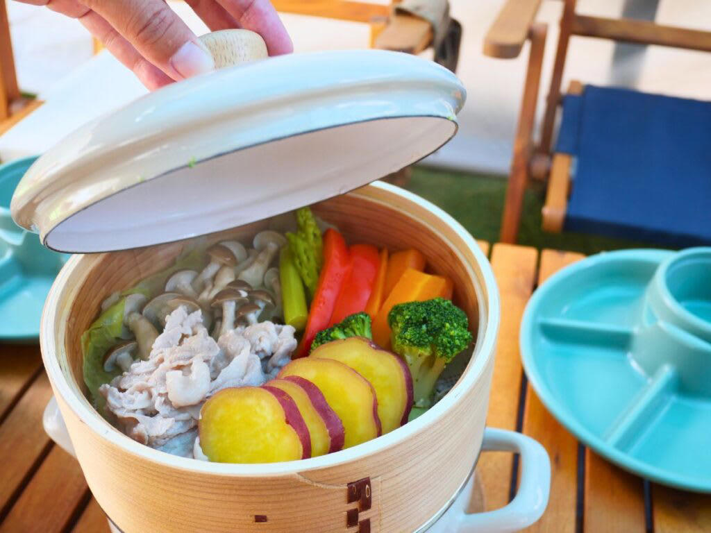キャンプでヘルシー料理って難しいよね…新登場のせいろ付きホーロー鍋を購入しました！, 3つの注目ポイント！蒸し活で広がるキャンプ料理の新世界, 1. キャンプでも簡単ヘルシーごはん！, 2. 食卓も華やかに！インテリアとしても映える上品なビジュアル, 3. ホーロー鍋ならではの使いやすさ＆多機能性, 【キャンプめし革命】蒸すだけ簡単＆映える！せいろで楽しむ絶品3レシピ, 【レシピ 1】 ボリューム満点！「野菜の肉巻きせいろ蒸し」, 【レシピ 2】蒸してはさんで中華バーガー！ピタパン×小籠包, 【レシピ 3】夏にぴったり！せいろで"ひんやり"彩りそうめん, 長く愛用するために知っておきたいポイント, 食卓に新しい風を！蒸し料理で広がるヘルシーキャンプライフ