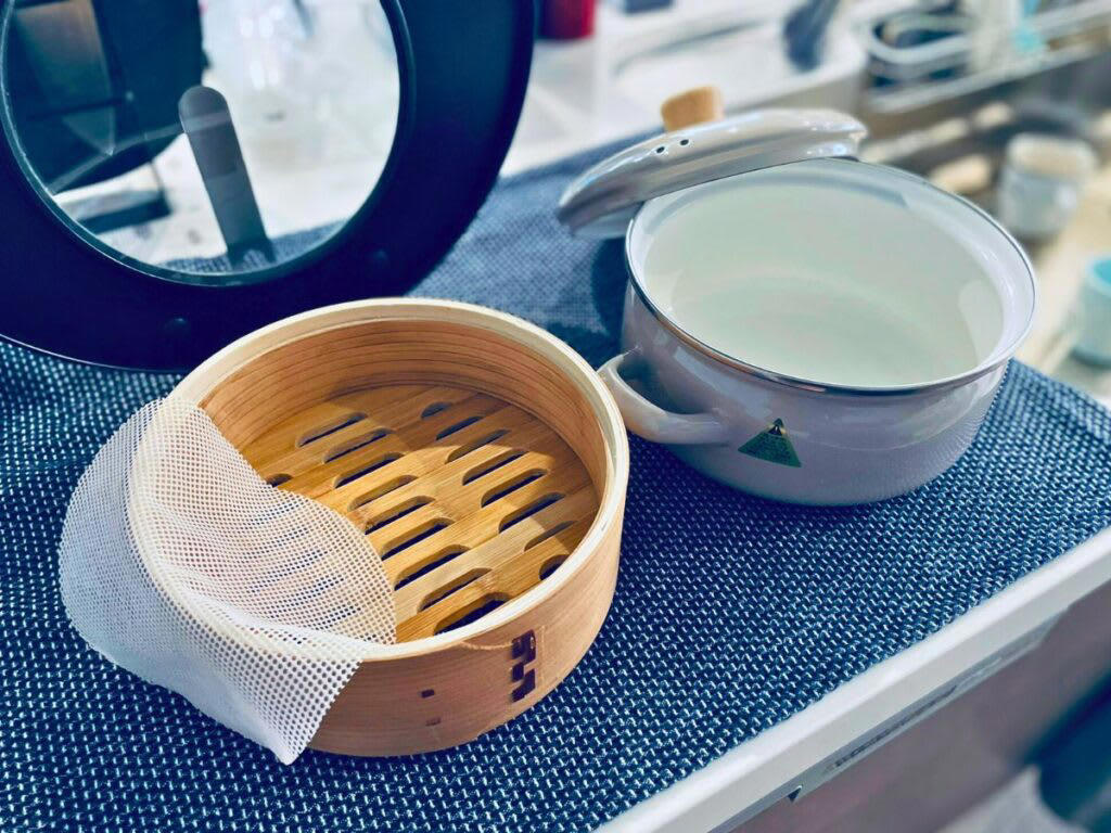 キャンプでヘルシー料理って難しいよね…新登場のせいろ付きホーロー鍋を購入しました！, 3つの注目ポイント！蒸し活で広がるキャンプ料理の新世界, 1. キャンプでも簡単ヘルシーごはん！, 2. 食卓も華やかに！インテリアとしても映える上品なビジュアル, 3. ホーロー鍋ならではの使いやすさ＆多機能性, 【キャンプめし革命】蒸すだけ簡単＆映える！せいろで楽しむ絶品3レシピ, 【レシピ 1】 ボリューム満点！「野菜の肉巻きせいろ蒸し」, 【レシピ 2】蒸してはさんで中華バーガー！ピタパン×小籠包, 【レシピ 3】夏にぴったり！せいろで"ひんやり"彩りそうめん, 長く愛用するために知っておきたいポイント, 食卓に新しい風を！蒸し料理で広がるヘルシーキャンプライフ