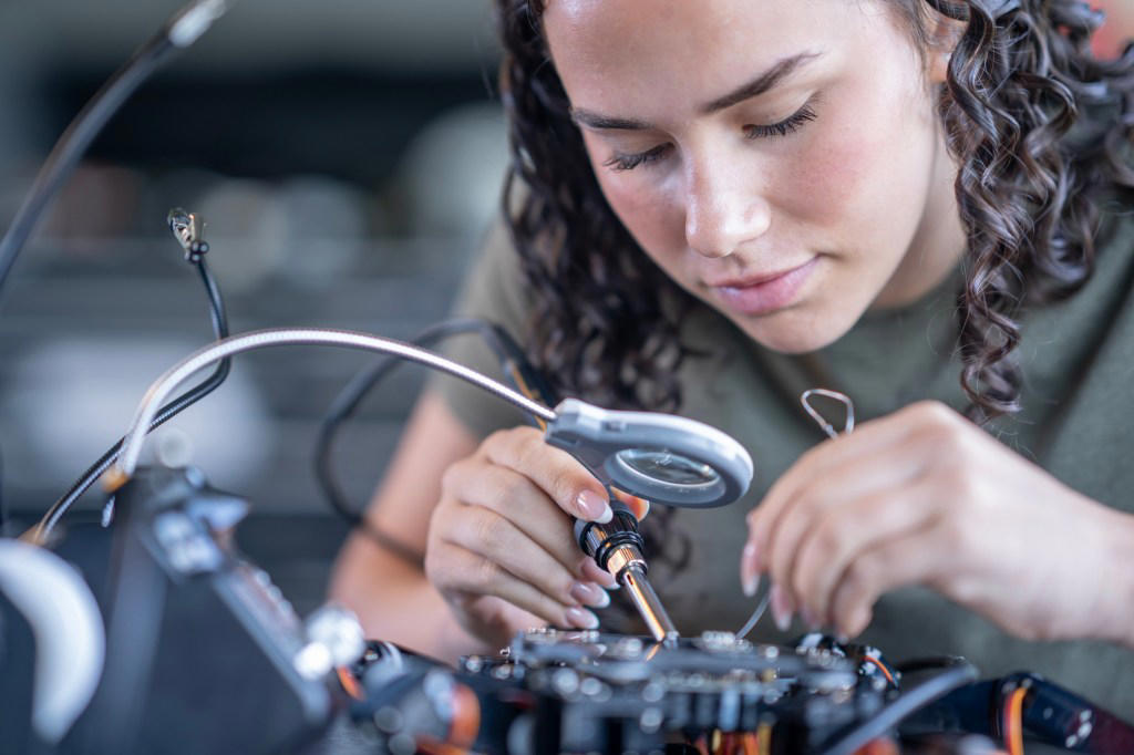 Age 15-19. Average annual income: $10,060 Age 15-19. Average annual income: ,060, Age 20-24. Average annual income: ,420, Age 25-29. Average annual income: ,600, Age 35-39. Average annual income: ,650, Age 40-44. Average annual income: ,950, Age 45-49. Average annual income: ,700, Age 50-54. Average annual income: ,950, Age 55-59. Average annual income: ,900, Age 60-64. Average annual income: ,640, Age 65+. Average annual income: ,360