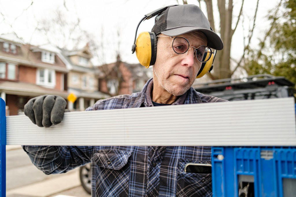 Age 65+. Average annual income: $39,360 Age 15-19. Average annual income: ,060, Age 20-24. Average annual income: ,420, Age 25-29. Average annual income: ,600, Age 35-39. Average annual income: ,650, Age 40-44. Average annual income: ,950, Age 45-49. Average annual income: ,700, Age 50-54. Average annual income: ,950, Age 55-59. Average annual income: ,900, Age 60-64. Average annual income: ,640, Age 65+. Average annual income: ,360