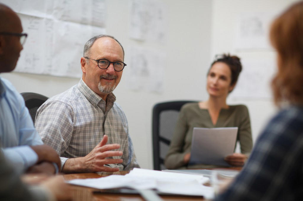 Age 55-59. Average annual income: $52,900 Age 15-19. Average annual income: ,060, Age 20-24. Average annual income: ,420, Age 25-29. Average annual income: ,600, Age 35-39. Average annual income: ,650, Age 40-44. Average annual income: ,950, Age 45-49. Average annual income: ,700, Age 50-54. Average annual income: ,950, Age 55-59. Average annual income: ,900, Age 60-64. Average annual income: ,640, Age 65+. Average annual income: ,360