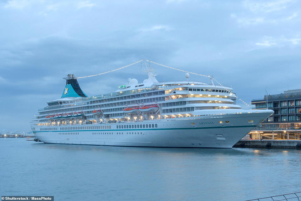 What happens on a cruise ship when there's a tsunami