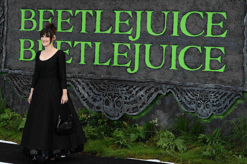The teenager who came from Minnesota, From voracious reader to precocious actress, 'Beetlejuice' catapulted her into weirdness, 'Heathers': The queen of bad influences, Johnny Depp, the tattoo, and the drama, The indie girl who conquered the mainstream, A Jane Austen with Doc Martens, Between reality and a nineties myth, Winona and the not so minor theft, From scandal to temporary retirement, The resurrection: 'Stranger Things', Always more than just a pretty face, Winona vs. the star system