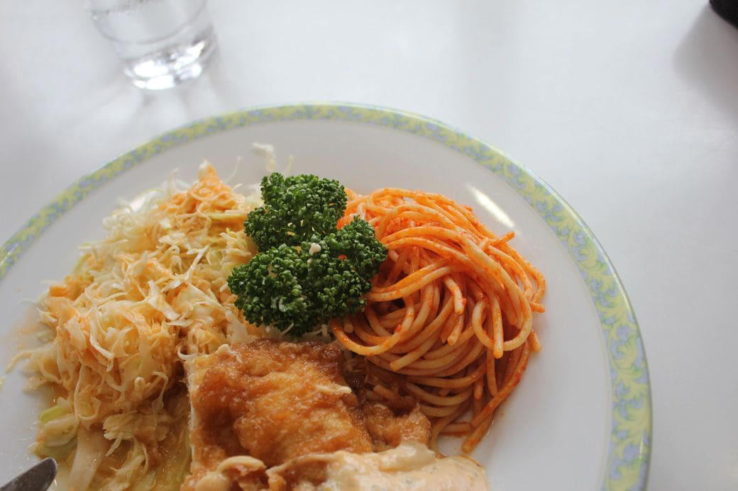 ​そのチキン南蛮、“本物”ですか…？​ , たたずまいは「THE 昭和のファミリーレストラン」, おいしさの理由はひたひたの甘酢、濃厚タルタルソース​ , ​名物はチキン南蛮だけとあなどるなかれ​ , ​​近くには意外な観光名所も​ 