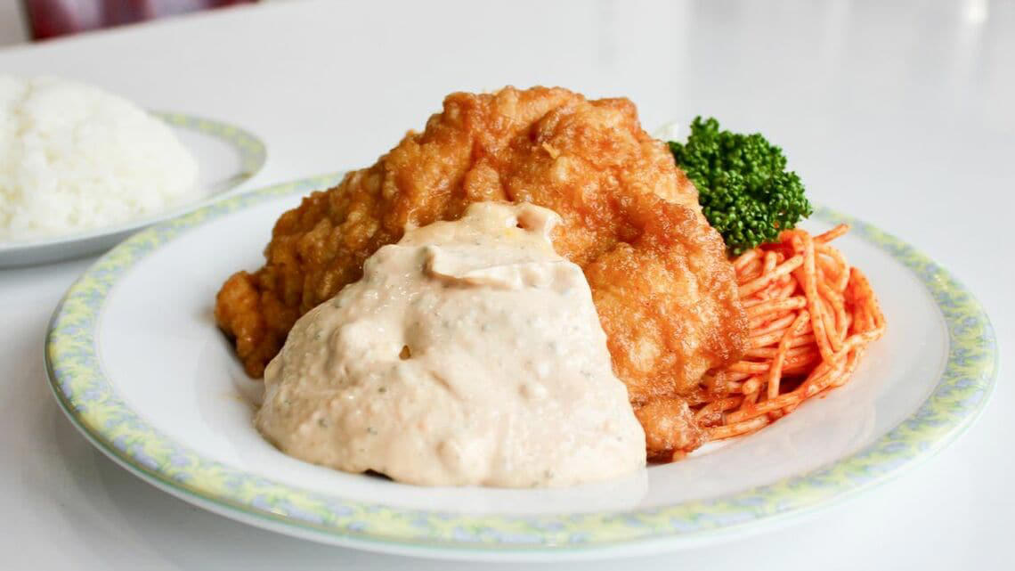 ​そのチキン南蛮、“本物”ですか…？​ , たたずまいは「THE 昭和のファミリーレストラン」, おいしさの理由はひたひたの甘酢、濃厚タルタルソース​ , ​名物はチキン南蛮だけとあなどるなかれ​ , ​​近くには意外な観光名所も​ 