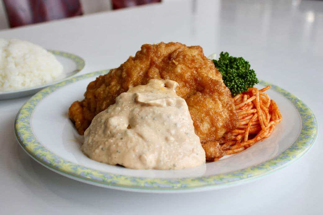 ​そのチキン南蛮、“本物”ですか…？​ , たたずまいは「THE 昭和のファミリーレストラン」, おいしさの理由はひたひたの甘酢、濃厚タルタルソース​ , ​名物はチキン南蛮だけとあなどるなかれ​ , ​​近くには意外な観光名所も​ 