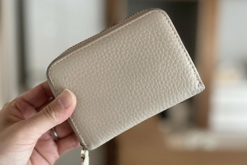 1：バッグはいつも同じ。小さなショルダーバッグ1つで身軽に, 2：バッグの中身は使うものだけ。「もしもの備え」はなくても平気, 3：カード類は使うときだけお財布に。アプリも活用, 4：選ぶポイントは「軽量でコンパクト」。お気に入りを長く愛用