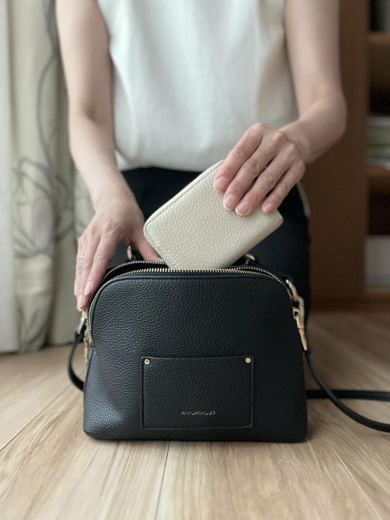 1：バッグはいつも同じ。小さなショルダーバッグ1つで身軽に, 2：バッグの中身は使うものだけ。「もしもの備え」はなくても平気, 3：カード類は使うときだけお財布に。アプリも活用, 4：選ぶポイントは「軽量でコンパクト」。お気に入りを長く愛用