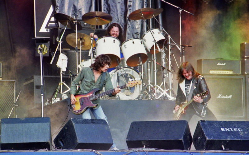 Roxette – Doctor Feelgood (1975), Aqualung – Jethro Tull (1971), Sweet Child O’ Mine – Guns N’ Roses (1988), Breadfan – Budgie (1973), All Right Now – Free (1970), Bo Diddley – Bo Diddley (1955), The Trooper – Iron Maiden (1983), Walk This Way – Aerosmith (1975), Hocus Pocus – Focus (1970), Smokestack Lightning – Howlin’ Wolf (1956), Alternative Ulster – Stiff Little Fingers (1979), Gimme Shelter – The Rolling Stones (1969), Marquee Moon – Television (1977), Pretty Vacant – Sex Pistols (1976), Kashmir – Led Zeppelin (1975), She Sells Sanctuary – The Cult (1985), Thunderstruck – AC/DC (1990), Limelight – Rush (1981), Money For Nothing – Dire Straits (1985), Money – Pink Floyd (1973), Jailbreak – Thin Lizzy (1976), Rebel Rebel – David Bowie (1974), Sweet Home Alabama – Lynyrd Skynyrd (1974), Won’t Get Fooled Again – The Who (1971), Plug in Baby – Muse (2001), Caroline – Status Quo (1973), Ain’t Talkin’ ’Bout Love – Van Halen (1978), Taxman – The Beatles (1966), Reelin’ in the Years – Steely Dan (1972), Enter Sandman – Metallica (1991), Plus: Five bonus tracks