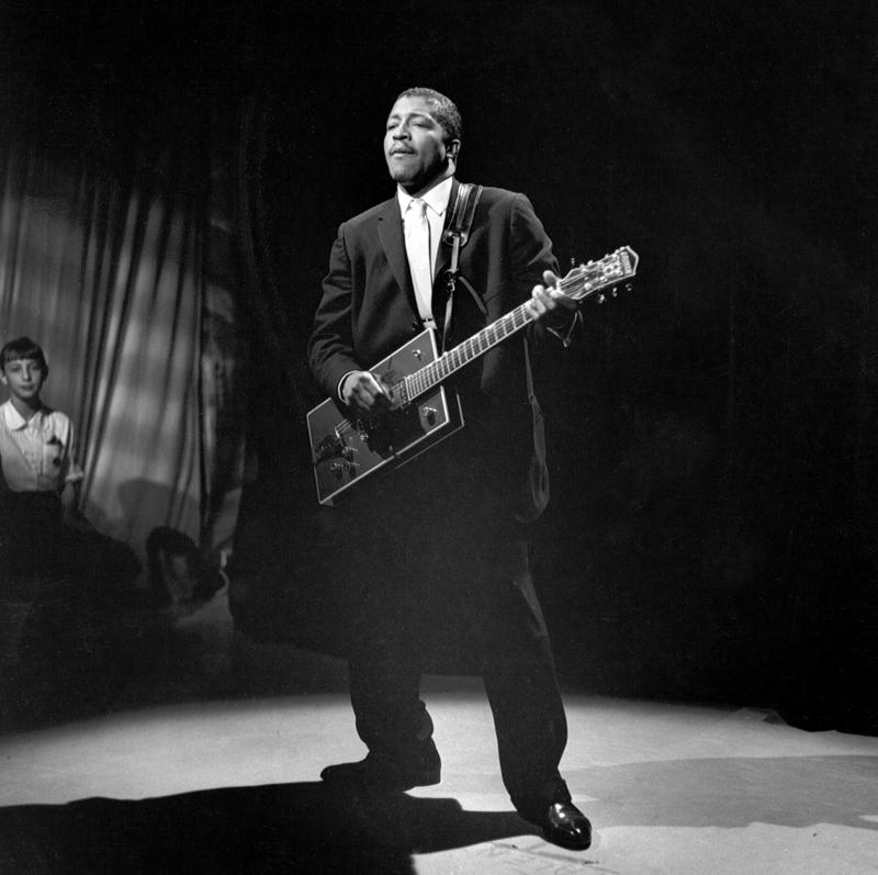 Roxette – Doctor Feelgood (1975), Aqualung – Jethro Tull (1971), Sweet Child O’ Mine – Guns N’ Roses (1988), Breadfan – Budgie (1973), All Right Now – Free (1970), Bo Diddley – Bo Diddley (1955), The Trooper – Iron Maiden (1983), Walk This Way – Aerosmith (1975), Hocus Pocus – Focus (1970), Smokestack Lightning – Howlin’ Wolf (1956), Alternative Ulster – Stiff Little Fingers (1979), Gimme Shelter – The Rolling Stones (1969), Marquee Moon – Television (1977), Pretty Vacant – Sex Pistols (1976), Kashmir – Led Zeppelin (1975), She Sells Sanctuary – The Cult (1985), Thunderstruck – AC/DC (1990), Limelight – Rush (1981), Money For Nothing – Dire Straits (1985), Money – Pink Floyd (1973), Jailbreak – Thin Lizzy (1976), Rebel Rebel – David Bowie (1974), Sweet Home Alabama – Lynyrd Skynyrd (1974), Won’t Get Fooled Again – The Who (1971), Plug in Baby – Muse (2001), Caroline – Status Quo (1973), Ain’t Talkin’ ’Bout Love – Van Halen (1978), Taxman – The Beatles (1966), Reelin’ in the Years – Steely Dan (1972), Enter Sandman – Metallica (1991), Plus: Five bonus tracks