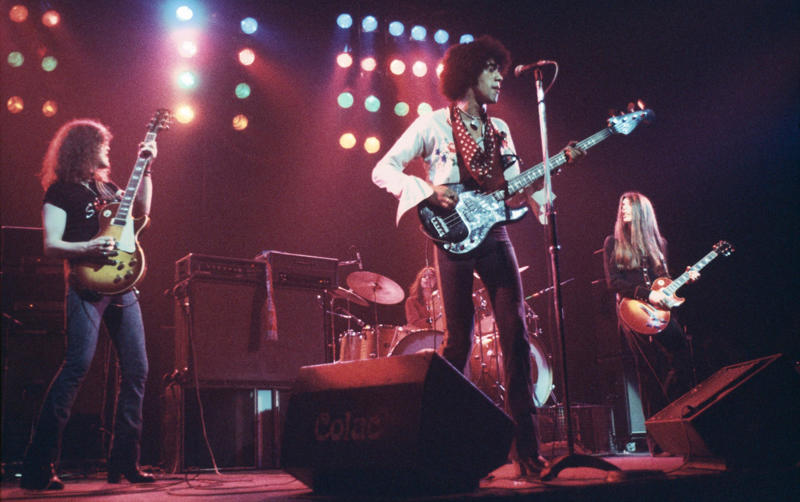 Roxette – Doctor Feelgood (1975), Aqualung – Jethro Tull (1971), Sweet Child O’ Mine – Guns N’ Roses (1988), Breadfan – Budgie (1973), All Right Now – Free (1970), Bo Diddley – Bo Diddley (1955), The Trooper – Iron Maiden (1983), Walk This Way – Aerosmith (1975), Hocus Pocus – Focus (1970), Smokestack Lightning – Howlin’ Wolf (1956), Alternative Ulster – Stiff Little Fingers (1979), Gimme Shelter – The Rolling Stones (1969), Marquee Moon – Television (1977), Pretty Vacant – Sex Pistols (1976), Kashmir – Led Zeppelin (1975), She Sells Sanctuary – The Cult (1985), Thunderstruck – AC/DC (1990), Limelight – Rush (1981), Money For Nothing – Dire Straits (1985), Money – Pink Floyd (1973), Jailbreak – Thin Lizzy (1976), Rebel Rebel – David Bowie (1974), Sweet Home Alabama – Lynyrd Skynyrd (1974), Won’t Get Fooled Again – The Who (1971), Plug in Baby – Muse (2001), Caroline – Status Quo (1973), Ain’t Talkin’ ’Bout Love – Van Halen (1978), Taxman – The Beatles (1966), Reelin’ in the Years – Steely Dan (1972), Enter Sandman – Metallica (1991), Plus: Five bonus tracks