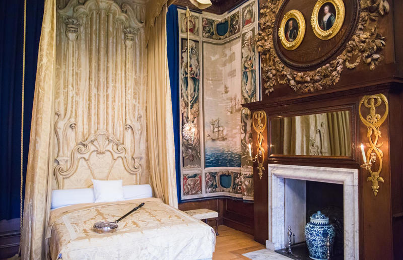 Hampton Court Palace, UK Home, grand home, Hearst Castle, California, USA, Como House, Australia, Winter Palace, Russia, Biltmore, North Carolina, USA, Palace of Versailles, France, Highclere Castle, UK, Mysore Palace, India, The Castle of Ravadinovo, Bulgaria, Casa Loma, Canada, Blenheim Palace, UK, Oheka Castle, New York, USA, Pena Palace, Portugal, Burghley House, UK, Neuschwanstein Castle, Germany, The Breakers, Rhode Island, USA, Dolmabahçe Palace, Turkey, Château de Chambord, France, Iolani Palace, Hawaii, USA, Himeji Castle, Japan, Hampton Court Palace, UK, Alhambra, Spain, De Haar Castle, Netherlands