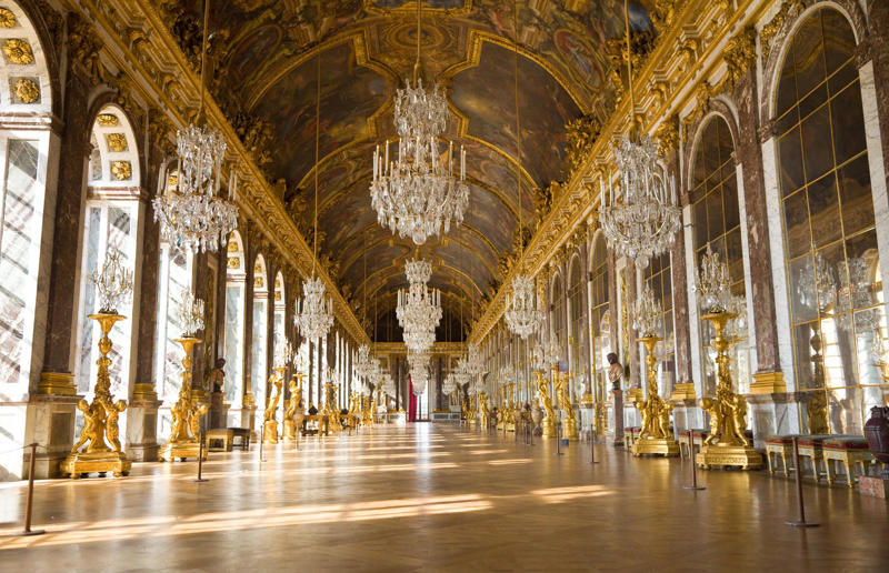 Palace of Versailles, France Home, grand home, Hearst Castle, California, USA, Como House, Australia, Winter Palace, Russia, Biltmore, North Carolina, USA, Palace of Versailles, France, Highclere Castle, UK, Mysore Palace, India, The Castle of Ravadinovo, Bulgaria, Casa Loma, Canada, Blenheim Palace, UK, Oheka Castle, New York, USA, Pena Palace, Portugal, Burghley House, UK, Neuschwanstein Castle, Germany, The Breakers, Rhode Island, USA, Dolmabahçe Palace, Turkey, Château de Chambord, France, Iolani Palace, Hawaii, USA, Himeji Castle, Japan, Hampton Court Palace, UK, Alhambra, Spain, De Haar Castle, Netherlands