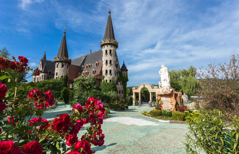 The Castle of Ravadinovo, Bulgaria Home, grand home, Hearst Castle, California, USA, Como House, Australia, Winter Palace, Russia, Biltmore, North Carolina, USA, Palace of Versailles, France, Highclere Castle, UK, Mysore Palace, India, The Castle of Ravadinovo, Bulgaria, Casa Loma, Canada, Blenheim Palace, UK, Oheka Castle, New York, USA, Pena Palace, Portugal, Burghley House, UK, Neuschwanstein Castle, Germany, The Breakers, Rhode Island, USA, Dolmabahçe Palace, Turkey, Château de Chambord, France, Iolani Palace, Hawaii, USA, Himeji Castle, Japan, Hampton Court Palace, UK, Alhambra, Spain, De Haar Castle, Netherlands
