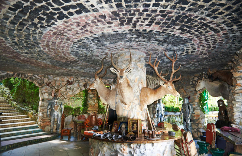 The Castle of Ravadinovo, Bulgaria Home, grand home, Hearst Castle, California, USA, Como House, Australia, Winter Palace, Russia, Biltmore, North Carolina, USA, Palace of Versailles, France, Highclere Castle, UK, Mysore Palace, India, The Castle of Ravadinovo, Bulgaria, Casa Loma, Canada, Blenheim Palace, UK, Oheka Castle, New York, USA, Pena Palace, Portugal, Burghley House, UK, Neuschwanstein Castle, Germany, The Breakers, Rhode Island, USA, Dolmabahçe Palace, Turkey, Château de Chambord, France, Iolani Palace, Hawaii, USA, Himeji Castle, Japan, Hampton Court Palace, UK, Alhambra, Spain, De Haar Castle, Netherlands