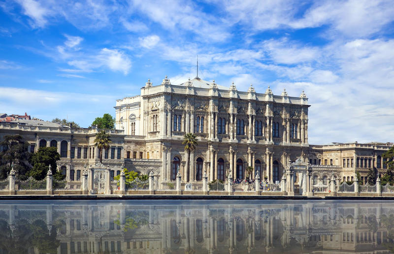 Dolmabahçe Palace, Turkey Home, grand home, Hearst Castle, California, USA, Como House, Australia, Winter Palace, Russia, Biltmore, North Carolina, USA, Palace of Versailles, France, Highclere Castle, UK, Mysore Palace, India, The Castle of Ravadinovo, Bulgaria, Casa Loma, Canada, Blenheim Palace, UK, Oheka Castle, New York, USA, Pena Palace, Portugal, Burghley House, UK, Neuschwanstein Castle, Germany, The Breakers, Rhode Island, USA, Dolmabahçe Palace, Turkey, Château de Chambord, France, Iolani Palace, Hawaii, USA, Himeji Castle, Japan, Hampton Court Palace, UK, Alhambra, Spain, De Haar Castle, Netherlands