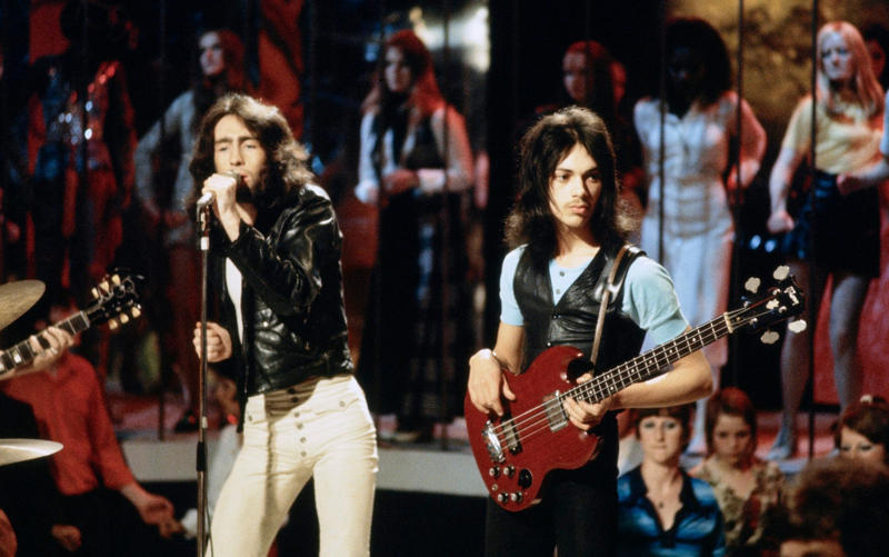 Roxette – Doctor Feelgood (1975), Aqualung – Jethro Tull (1971), Sweet Child O’ Mine – Guns N’ Roses (1988), Breadfan – Budgie (1973), All Right Now – Free (1970), Bo Diddley – Bo Diddley (1955), The Trooper – Iron Maiden (1983), Walk This Way – Aerosmith (1975), Hocus Pocus – Focus (1970), Smokestack Lightning – Howlin’ Wolf (1956), Alternative Ulster – Stiff Little Fingers (1979), Gimme Shelter – The Rolling Stones (1969), Marquee Moon – Television (1977), Pretty Vacant – Sex Pistols (1976), Kashmir – Led Zeppelin (1975), She Sells Sanctuary – The Cult (1985), Thunderstruck – AC/DC (1990), Limelight – Rush (1981), Money For Nothing – Dire Straits (1985), Money – Pink Floyd (1973), Jailbreak – Thin Lizzy (1976), Rebel Rebel – David Bowie (1974), Sweet Home Alabama – Lynyrd Skynyrd (1974), Won’t Get Fooled Again – The Who (1971), Plug in Baby – Muse (2001), Caroline – Status Quo (1973), Ain’t Talkin’ ’Bout Love – Van Halen (1978), Taxman – The Beatles (1966), Reelin’ in the Years – Steely Dan (1972), Enter Sandman – Metallica (1991), Plus: Five bonus tracks