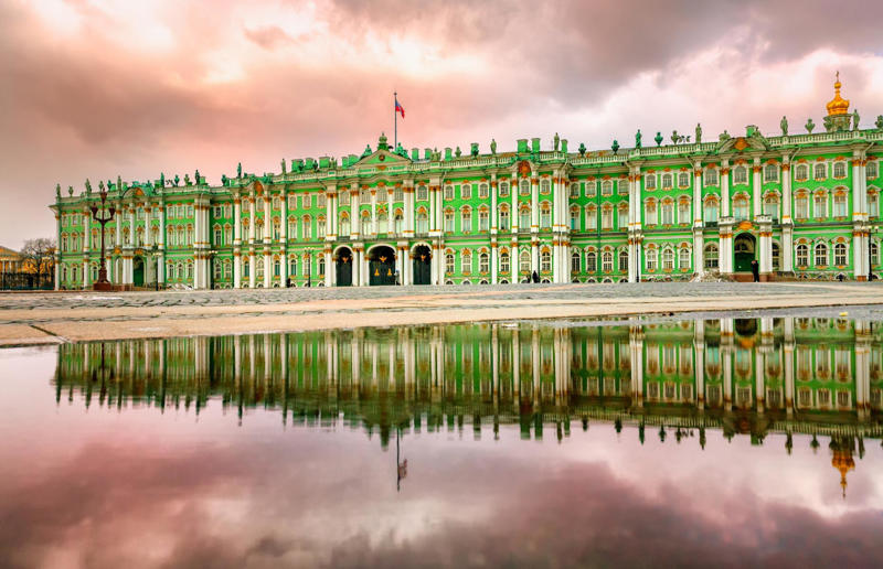 Winter Palace, Russia Home, grand home, Hearst Castle, California, USA, Como House, Australia, Winter Palace, Russia, Biltmore, North Carolina, USA, Palace of Versailles, France, Highclere Castle, UK, Mysore Palace, India, The Castle of Ravadinovo, Bulgaria, Casa Loma, Canada, Blenheim Palace, UK, Oheka Castle, New York, USA, Pena Palace, Portugal, Burghley House, UK, Neuschwanstein Castle, Germany, The Breakers, Rhode Island, USA, Dolmabahçe Palace, Turkey, Château de Chambord, France, Iolani Palace, Hawaii, USA, Himeji Castle, Japan, Hampton Court Palace, UK, Alhambra, Spain, De Haar Castle, Netherlands
