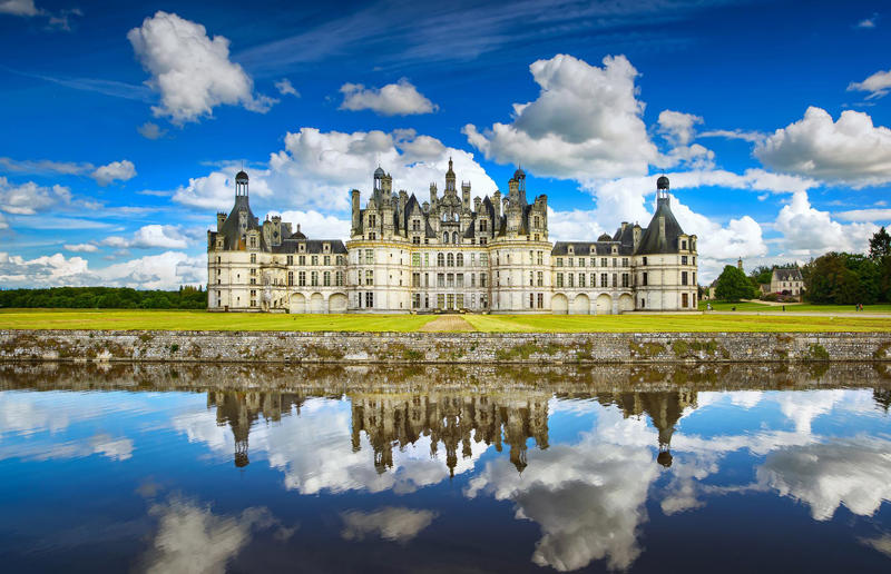 Château de Chambord, France Home, grand home, Hearst Castle, California, USA, Como House, Australia, Winter Palace, Russia, Biltmore, North Carolina, USA, Palace of Versailles, France, Highclere Castle, UK, Mysore Palace, India, The Castle of Ravadinovo, Bulgaria, Casa Loma, Canada, Blenheim Palace, UK, Oheka Castle, New York, USA, Pena Palace, Portugal, Burghley House, UK, Neuschwanstein Castle, Germany, The Breakers, Rhode Island, USA, Dolmabahçe Palace, Turkey, Château de Chambord, France, Iolani Palace, Hawaii, USA, Himeji Castle, Japan, Hampton Court Palace, UK, Alhambra, Spain, De Haar Castle, Netherlands