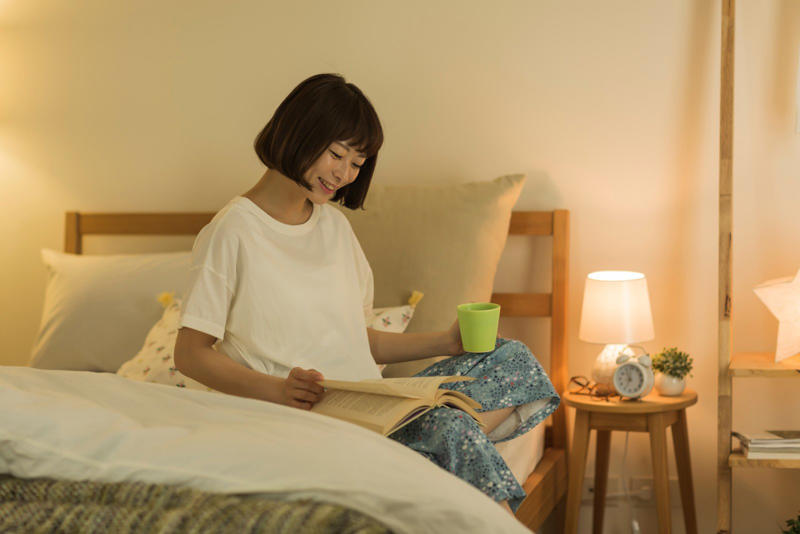 一日の疲れをリセットできる, 前向きな気持ちで眠りにつける, 自己肯定感が高まる, 1. 感謝の気持ちを書き出す, 2. お気に入りの香りで癒される, 3. 温かいお風呂で心身を整える, 4. スマホを手放して静けさを味わう, 5. 自分の時間をつくって気分転換する