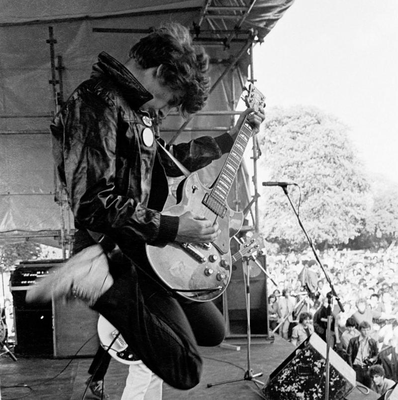 Roxette – Doctor Feelgood (1975), Aqualung – Jethro Tull (1971), Sweet Child O’ Mine – Guns N’ Roses (1988), Breadfan – Budgie (1973), All Right Now – Free (1970), Bo Diddley – Bo Diddley (1955), The Trooper – Iron Maiden (1983), Walk This Way – Aerosmith (1975), Hocus Pocus – Focus (1970), Smokestack Lightning – Howlin’ Wolf (1956), Alternative Ulster – Stiff Little Fingers (1979), Gimme Shelter – The Rolling Stones (1969), Marquee Moon – Television (1977), Pretty Vacant – Sex Pistols (1976), Kashmir – Led Zeppelin (1975), She Sells Sanctuary – The Cult (1985), Thunderstruck – AC/DC (1990), Limelight – Rush (1981), Money For Nothing – Dire Straits (1985), Money – Pink Floyd (1973), Jailbreak – Thin Lizzy (1976), Rebel Rebel – David Bowie (1974), Sweet Home Alabama – Lynyrd Skynyrd (1974), Won’t Get Fooled Again – The Who (1971), Plug in Baby – Muse (2001), Caroline – Status Quo (1973), Ain’t Talkin’ ’Bout Love – Van Halen (1978), Taxman – The Beatles (1966), Reelin’ in the Years – Steely Dan (1972), Enter Sandman – Metallica (1991), Plus: Five bonus tracks