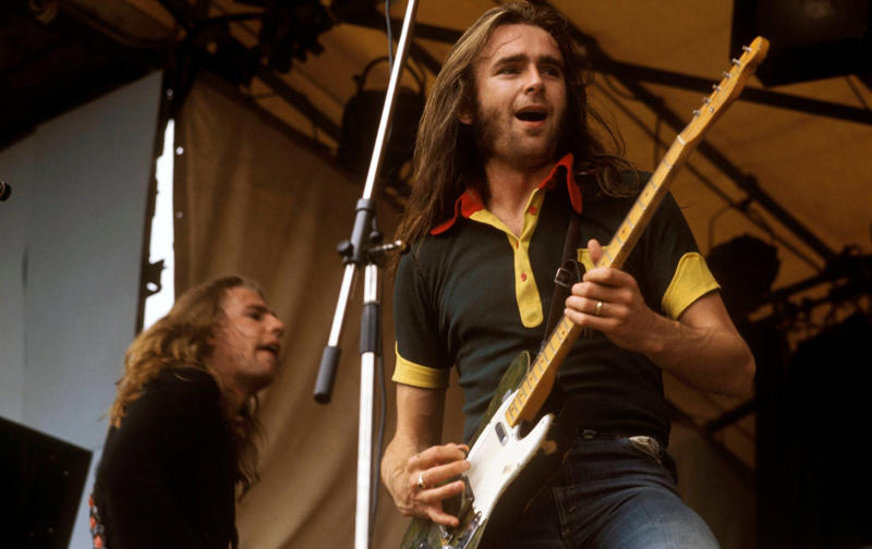 Roxette – Doctor Feelgood (1975), Aqualung – Jethro Tull (1971), Sweet Child O’ Mine – Guns N’ Roses (1988), Breadfan – Budgie (1973), All Right Now – Free (1970), Bo Diddley – Bo Diddley (1955), The Trooper – Iron Maiden (1983), Walk This Way – Aerosmith (1975), Hocus Pocus – Focus (1970), Smokestack Lightning – Howlin’ Wolf (1956), Alternative Ulster – Stiff Little Fingers (1979), Gimme Shelter – The Rolling Stones (1969), Marquee Moon – Television (1977), Pretty Vacant – Sex Pistols (1976), Kashmir – Led Zeppelin (1975), She Sells Sanctuary – The Cult (1985), Thunderstruck – AC/DC (1990), Limelight – Rush (1981), Money For Nothing – Dire Straits (1985), Money – Pink Floyd (1973), Jailbreak – Thin Lizzy (1976), Rebel Rebel – David Bowie (1974), Sweet Home Alabama – Lynyrd Skynyrd (1974), Won’t Get Fooled Again – The Who (1971), Plug in Baby – Muse (2001), Caroline – Status Quo (1973), Ain’t Talkin’ ’Bout Love – Van Halen (1978), Taxman – The Beatles (1966), Reelin’ in the Years – Steely Dan (1972), Enter Sandman – Metallica (1991), Plus: Five bonus tracks