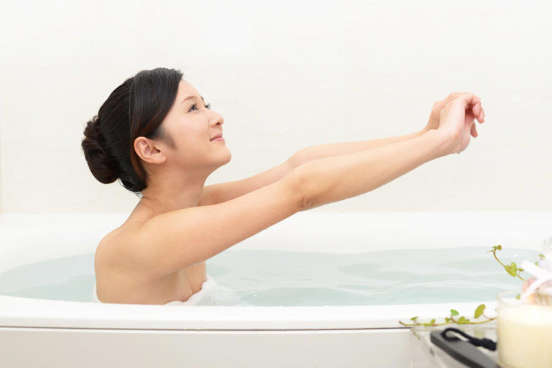 一日の疲れをリセットできる, 前向きな気持ちで眠りにつける, 自己肯定感が高まる, 1. 感謝の気持ちを書き出す, 2. お気に入りの香りで癒される, 3. 温かいお風呂で心身を整える, 4. スマホを手放して静けさを味わう, 5. 自分の時間をつくって気分転換する