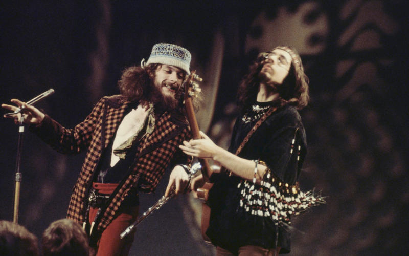 Roxette – Doctor Feelgood (1975), Aqualung – Jethro Tull (1971), Sweet Child O’ Mine – Guns N’ Roses (1988), Breadfan – Budgie (1973), All Right Now – Free (1970), Bo Diddley – Bo Diddley (1955), The Trooper – Iron Maiden (1983), Walk This Way – Aerosmith (1975), Hocus Pocus – Focus (1970), Smokestack Lightning – Howlin’ Wolf (1956), Alternative Ulster – Stiff Little Fingers (1979), Gimme Shelter – The Rolling Stones (1969), Marquee Moon – Television (1977), Pretty Vacant – Sex Pistols (1976), Kashmir – Led Zeppelin (1975), She Sells Sanctuary – The Cult (1985), Thunderstruck – AC/DC (1990), Limelight – Rush (1981), Money For Nothing – Dire Straits (1985), Money – Pink Floyd (1973), Jailbreak – Thin Lizzy (1976), Rebel Rebel – David Bowie (1974), Sweet Home Alabama – Lynyrd Skynyrd (1974), Won’t Get Fooled Again – The Who (1971), Plug in Baby – Muse (2001), Caroline – Status Quo (1973), Ain’t Talkin’ ’Bout Love – Van Halen (1978), Taxman – The Beatles (1966), Reelin’ in the Years – Steely Dan (1972), Enter Sandman – Metallica (1991), Plus: Five bonus tracks
