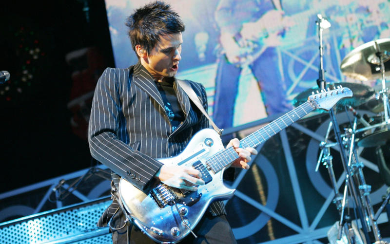 Roxette – Doctor Feelgood (1975), Aqualung – Jethro Tull (1971), Sweet Child O’ Mine – Guns N’ Roses (1988), Breadfan – Budgie (1973), All Right Now – Free (1970), Bo Diddley – Bo Diddley (1955), The Trooper – Iron Maiden (1983), Walk This Way – Aerosmith (1975), Hocus Pocus – Focus (1970), Smokestack Lightning – Howlin’ Wolf (1956), Alternative Ulster – Stiff Little Fingers (1979), Gimme Shelter – The Rolling Stones (1969), Marquee Moon – Television (1977), Pretty Vacant – Sex Pistols (1976), Kashmir – Led Zeppelin (1975), She Sells Sanctuary – The Cult (1985), Thunderstruck – AC/DC (1990), Limelight – Rush (1981), Money For Nothing – Dire Straits (1985), Money – Pink Floyd (1973), Jailbreak – Thin Lizzy (1976), Rebel Rebel – David Bowie (1974), Sweet Home Alabama – Lynyrd Skynyrd (1974), Won’t Get Fooled Again – The Who (1971), Plug in Baby – Muse (2001), Caroline – Status Quo (1973), Ain’t Talkin’ ’Bout Love – Van Halen (1978), Taxman – The Beatles (1966), Reelin’ in the Years – Steely Dan (1972), Enter Sandman – Metallica (1991), Plus: Five bonus tracks